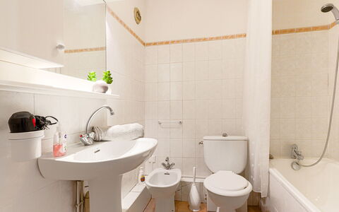 L'Antonia: Specchio, Idraulico Fixture, Rubinetto, Lavello, Lavandino Del Bagno, Bagno, Viola, Costruzione, Interior Design, Pavimento