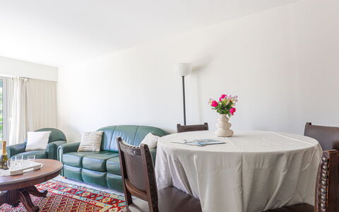 L'Antonia: Tavolo, Mobilia, Costruzione, Pianta, Divano, Fiore, Interior Design, Casa, Sedia, Tovaglia