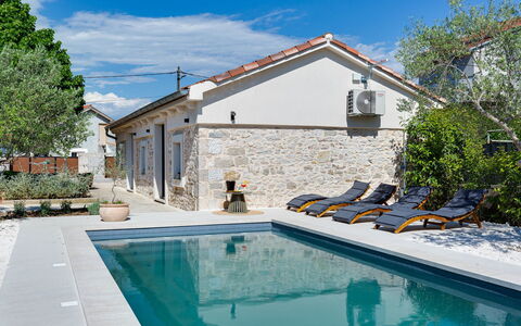 Stanca: Cielo, Acqua, Pianta, Proprietà, Nube, Costruzione, Azzurro, Albero, Piscina, Architettura