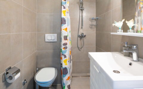 Podstrana 112: Idraulico Fixture, Rubinetto, Proprietà, Lavandino Del Bagno, Lavello, Bagno, Specchio, Viola, Soffione Doccia, Mobiletto Del Bagno
