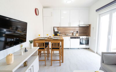 Lucius 1 112.1: Cabinetry, Mobilia, Tavolo, Cucina, Controsoffitto, Finestra, Legna, Costruzione, Elettrodomestico, Pavimentazione