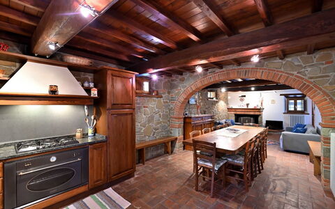 Villa Sette Ponti Levante: Mobilia, Proprietà, Tavolo, Cabinetry, Sedia, Legna, Costruzione, Interior Design, Cassetto, Pavimentazione