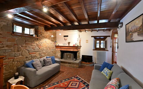Villa Sette Ponti Levante: Cornice, Proprietà, Mobilia, Divano, Soggiorno, Legna, Interior Design, Pavimentazione, Architettura, Costruzione