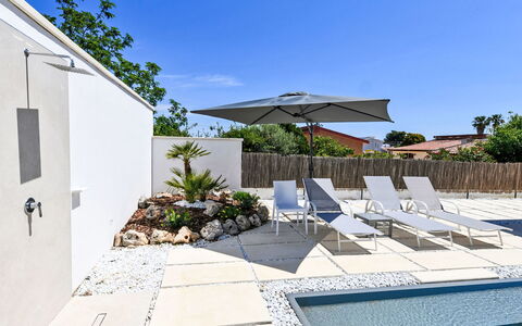Mareluna: Cielo, Pianta, Proprietà, Costruzione, Azzurro, Shade, Mobili Da Esterno, Piscina, Acqua, Lettino