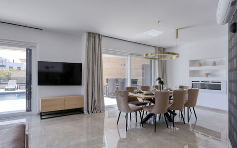 Villa Petra: Mobilia, Proprietà, Tavolo, Costruzione, Legna, Sedia, Interior Design, Shade, Pavimentazione, Soggiorno