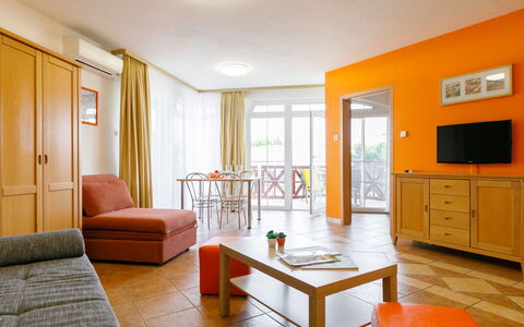 Balatonlelle 101: Mobilia, Proprietà, Tavolo, Cabinetry, Legna, Arancia, Interior Design, Illuminazione, Architettura, Pavimentazione