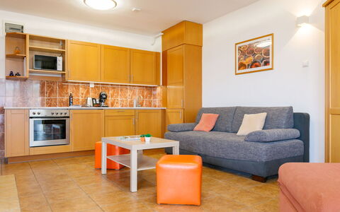 Balatonlelle 101: Mobilia, Divano, Arancia, Tavolo, Legna, Illuminazione, Comfort, Soggiorno, Cabinetry, Divano Letto