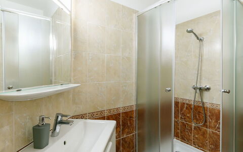 Balatonlelle 101: Specchio, Idraulico Fixture, Costruzione, Proprietà, Rubinetto, Lavello, Bagno, Lavandino Del Bagno, Interior Design