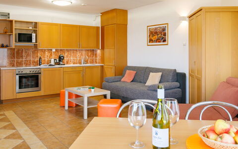 Balatonlelle 101: Tavolo, Mobilia, Proprietà, Divano, Bottiglia, Arancia, Tavola, Legna, Cornice, Interior Design