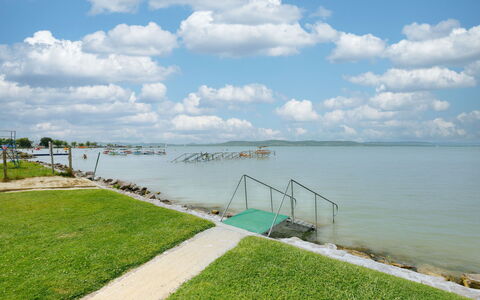 Balatonlelle 101: Cielo, Blu, Corpo D'Acqua, Nube, Orizzonte, Waterway, Costiera E Morfologie Oceanic, Costa, Banca, Mare