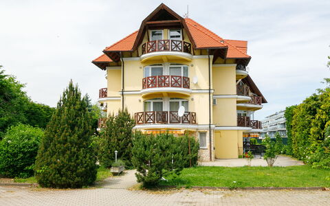 Balatonlelle 101: Cielo, Pianta, Costruzione, Finestra, Nube, Casa, Albero, Lotto, Erba, Facciata