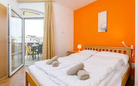Balatonlelle 101: Mobilia, Proprietà, Comfort, Costruzione, Letto, Telaio Del Letto, Tessile, Legna, Arancia, Interior Design