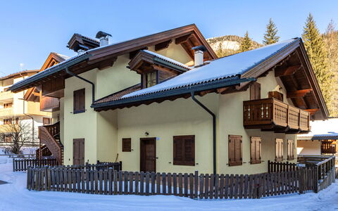 Canazei 275: Casa, Tetto, Porta, Villetta, Casa, Pendenza, Balcone, Dipingere, Raccordo, Paesino Di Montagna
