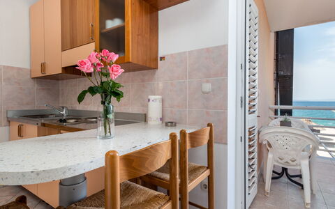 Podstrana 111: Fiore, Tavolo, Mobilia, Sedia, Pianta, Legna, Costruzione, Interior Design, Architettura, Acqua