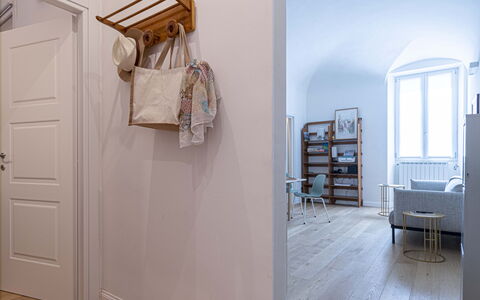Atelier la Scala: Proprietà, Mobilia, Porta, Legna, Interior Design, Pavimento, Costruzione, Pavimentazione, Scaffalature, Cabinetry
