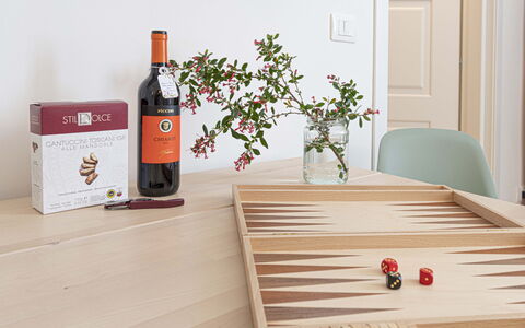 Atelier la Scala: Bottiglia, Tavolo, Prodotto, Pianta, Vino, Porta, Legna, Tavola, Rettangolo