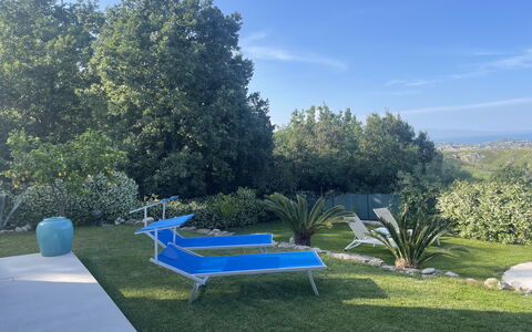 Villa Acquaro, Santa Caterina Dello Ionio, Pool, A: Blu, Piscina, Arbusto, Giardino, Shade, Mobili Da Esterno, Landscaping, Prato, Ricorrere