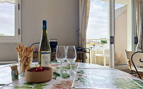 Les Terrasses de Pornic: Mobilia, Tavolo, Tavola, Sedia, Tovaglia, Cucina & Sala Da Pranzo Tavolo, Serveware, Interior Design, Sala Da Pranzo, Bicchieri