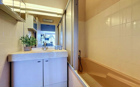Les Terrasses de Pornic: Bagno, Idraulico Fixture, Pavimentazione, Interior Design, Pavimento, Vasca Da Bagno, Idraulico, Rubinetto, Doccia, Camera