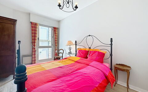Les Terrasses de Pornic: Mobilia, Interior Design, Letto, Camera Da Letto, Pavimentazione, Pavimento, Legna, Lenzuolo, Soffitto, Bedding
