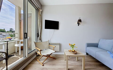 Les Terrasses de Pornic: Mobilia, Interior Design, Pavimento, Appartamento, Pavimentazione, Sedia, Camera, Soggiorno, Tavolino Da Caffè, Latifoglie