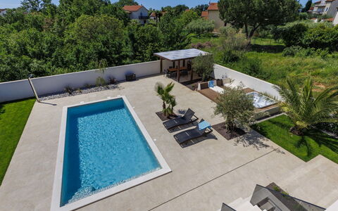 Villa Sandro: Pianta, Proprietà, Cielo, Acqua, Albero, Costruzione, Piscina, Urban Design, Condominio, Zona Residenziale
