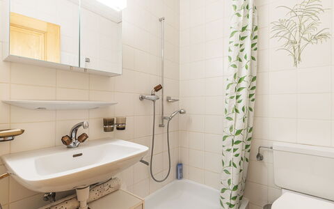 Pavillons a: Idraulico Fixture, Specchio, Proprietà, Lavello, Rubinetto, Pianta, Bagno, Lavandino Del Bagno, Soffione Doccia, Interior Design