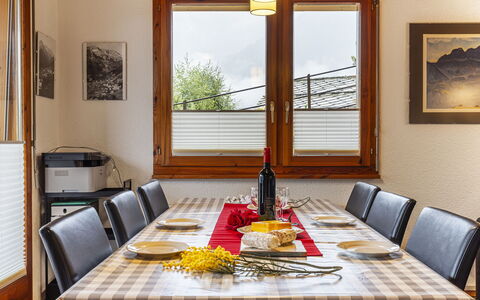 Pavillons a: Tavolo, Mobilia, Proprietà, Cornice, Tavola, Finestra, Cibo, Legna, Tessile, Interior Design
