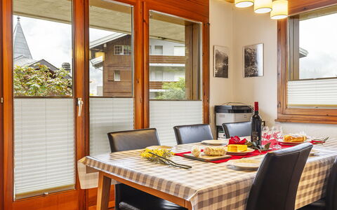 Pavillons a: Tavolo, Mobilia, Proprietà, Finestra, Tavola, Legna, Interior Design, Sedia, Cibo