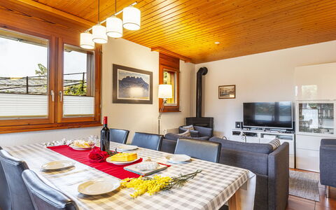Pavillons a: Mobilia, Tavolo, Proprietà, Finestra, Interior Design, Legna, Cornice, Pavimento, Sedia, Tovaglia