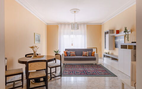 Maison Loreto: Tavolo, Proprietà, Mobilia, Sedia, Cornice, Pianta Della Casa, Legna, Interior Design, Divano, Pavimentazione