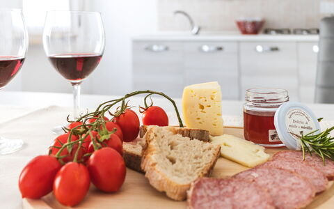 Maison Loreto: Cibo, Tavola, Ingrediente, Stemware, Piatto, Cabinetry, Cucina, Bicchiere Di Vino