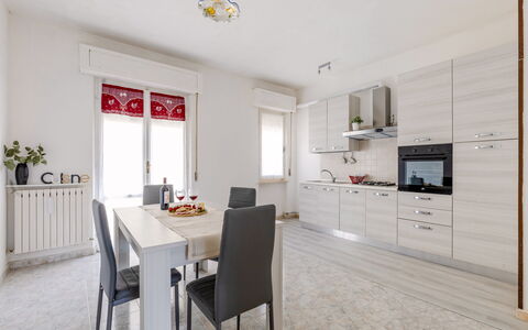 Maison Loreto: Mobilia, Tavolo, Finestra, Cabinetry, Sedia, Costruzione, Legna, Interior Design, Pianta Della Casa