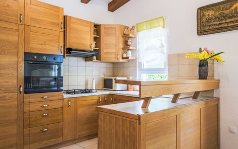 Vila Milančić: Cabinetry, Controsoffitto, Proprietà, Mobilia, Costruzione, Cassetto, Cornice, Legna, Elettrodomestico Da Cucina, Cucina