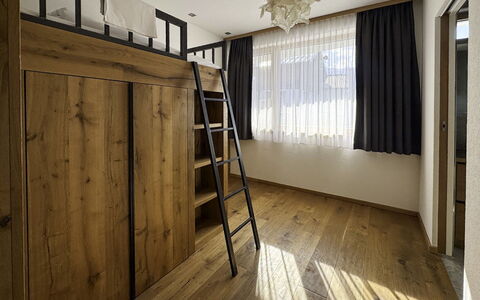 Skyline Retreat: Pavimentazione, Interior Design, Mobilia, Pavimento, Legna, Pavimento In Legno, Soffitto, Camera Da Letto, Letto, Camera