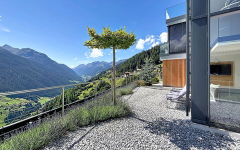 Skyline Retreat: Balcone, Illuminazione Diurna