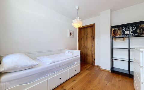 Skyline Retreat: Mobilia, Letto, Interior Design, Camera Da Letto, Parete, Pavimento, Pavimentazione, Legna, Camera, Soffitto