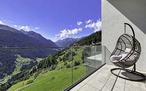 Skyline Retreat: Catena Montuosa, Sedia, Balcone, Pavimento In Legno, Cresta, Alpi, Eco Hotel, Attico, Soggiorno