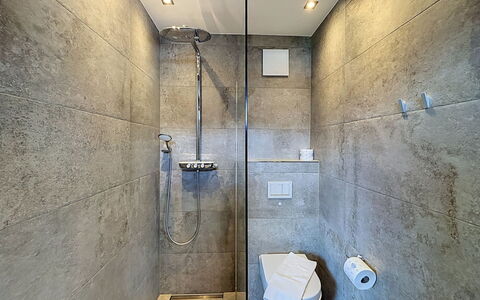 Skyline Retreat: Parete, Pavimentazione, Idraulico Fixture, Pavimento, Soffione Doccia, Bagno, Idraulico, Soffitto, Doccia, Piastrella