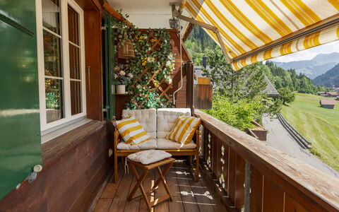 Chalet Anita: Legna, Balcone, Color Legno, Tenda, Vaso Di Fiori, Pianta Della Casa, Latifoglie, Portico, Shade, Design