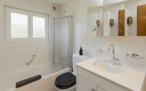 Chalet Anita: Bagno, Interior Design, Idraulico Fixture, Pavimentazione, Lavandino Del Bagno, Parete, Pavimento, Lavello, Mobiletto Del Bagno, Rubinetto