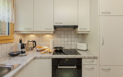 Chalet Anita: Cucina, Controsoffitto, Elettrodomestico Da Cucina, Cabinetry, Apparecchio Major, Interior Design, Mobilia, Legna, Lavandino Della Cucina, Pavimentazione
