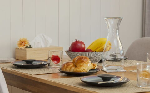 Chalet Anita: Cibo, Tavola, Mobilia, Tavolo, Serveware, Frutta, Ingrediente, Dishware, Piatto