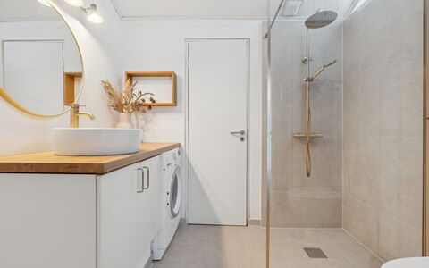 Maritha - 400M from the Sea: Pavimentazione, Interior Design, Idraulico Fixture, Parete, Pavimento, Bagno, Soffitto, Rubinetto, Lampada, Mobiletto Del Bagno