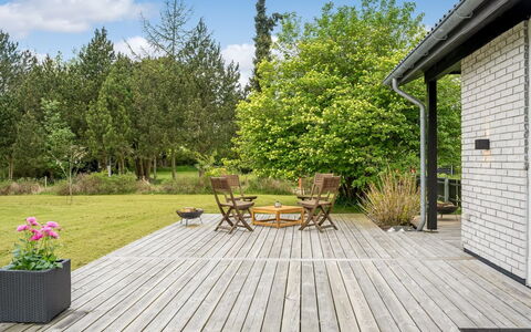 Ginie - 600M from the Sea: Tetto, Casa, Casa, Villetta, Porta, Raccordo, Deck, Portico, Plank, Latifoglie