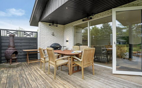 Ginie - 600M from the Sea: Tetto, Casa, Casa, Villetta, Porta, Raccordo, Deck, Portico, Plank, Latifoglie