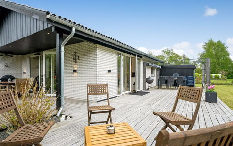Ginie - 600M from the Sea: Tetto, Casa, Casa, Villetta, Porta, Raccordo, Deck, Portico, Plank, Latifoglie