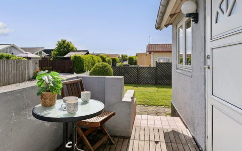 Paula - 80M from the Sea: Blu, Arbusto, Villetta, Groundcover, Giardino, Estate, Shade, Landscaping, Agriturismo, Eco Hotel