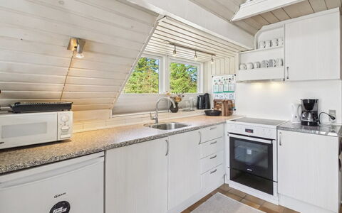 Efimija - 1.4Km from the Sea: Legna, Pavimentazione, Interior Design, Soffitto, Pavimento, Cucina, Controsoffitto, Casa, Idraulico Fixture, Rubinetto