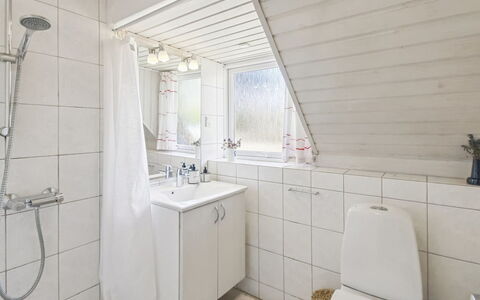 Efimija - 1.4Km from the Sea: Idraulico Fixture, Pavimentazione, Legna, Pavimento, Lavello, Interior Design, Rubinetto, Idraulico, Bagno, Soffitto